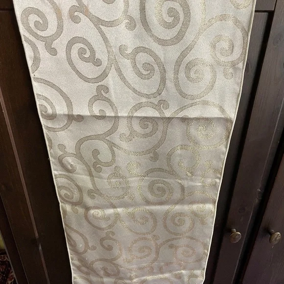 PRICE DROP! Elegant Gold Filigree Table Runners - Set of 2 - Picture 6 of 10